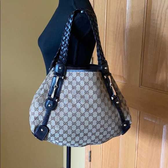 Gucci Handbags - 💯 % authentic Gucci shoulder bag